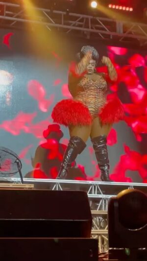 Kornbread Jeté Instagram - This tour has been a dream come true and I’m loving every moment! @mppresent WAR ON THE CATWALK is just beginning!! See y’all in a city near you! And baby @msamberpriley singing DOWN! 
👗: @houseofjmc 
Video Graphics : @jrsmithh4
Hair: @the_vagenesis