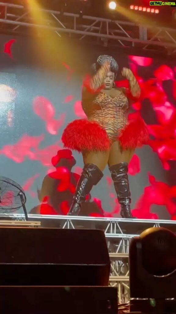 Kornbread Jeté Instagram - This tour has been a dream come true and I’m loving every moment! @mppresent WAR ON THE CATWALK is just beginning!! See y’all in a city near you! And baby @msamberpriley singing DOWN! 👗: @houseofjmc Video Graphics : @jrsmithh4 Hair: @the_vagenesis