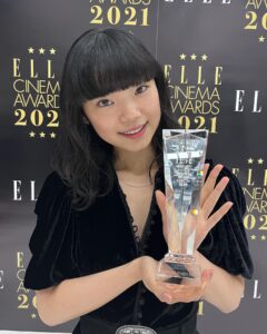 Kotone Furukawa Instagram - * エル シネマアワード2021にて、 エル ガール ライジングスター賞を頂きました。ありがとうございます！！ ・ 2021年はひたすらにむしゃらでしたが、今は落ち着いた気持ちで新しい壁を見上げています。 来年はもっと新しい姿をお見せできますように💪 ありがとうございました☺️🎖 ・ みなさんもマイペースに🏃‍♀️❤️‍🔥