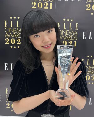 Kotone Furukawa Instagram - *
エル シネマアワード2021にて、
エル ガール ライジングスター賞を頂きました。ありがとうございます！！
・
2021年はひたすらにむしゃらでしたが、今は落ち着いた気持ちで新しい壁を見上げています。
来年はもっと新しい姿をお見せできますように💪
ありがとうございました☺️🎖
・
みなさんもマイペースに🏃‍♀️❤️‍🔥