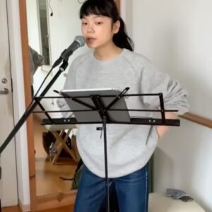 Kotone Furukawa Instagram - *
NHK 特集ドラマ「アイドル」＜89分版＞が再放送されます。
11月4日(金)23:00 BSプレミアムにて👀是非見てください。
・
待子の声を作ってくださった石ケ森先生と。芝居と合わせて内から出る声で歌っても美しく聞こえるようにご指導いただきました🙇‍♂️
本編でも歌っている『恋は優し野辺の花よ』と『風車の歌』をアコースティックver.でどうぞ👂
・
thanks to @ishigamori1221