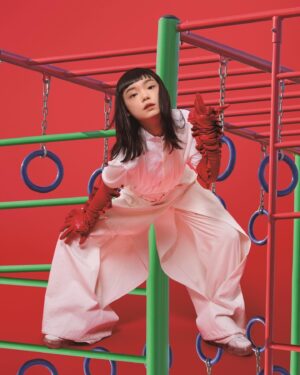Kotone Furukawa Instagram - *
【雑誌】「装苑 2022年1月号」
表紙、特集巻頭企画に登場しています
・
mottyさんの手にかかれば世界はじゆう
・
art director: @_motty_ 
camera: @yoshitakehamanaka 
stylist: @eieioieie 
hair&make: @kyontokio