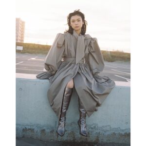 Kotone Furukawa Instagram - *
「SWITCH 2021年10月号 Vol.39 No.10」
@switch_magazine 
#balneciaga @balenciaga 
・
photo: @ittetsumatsuoka 
hair: @rr_takai_ 
make: @machiko_yano 
stylist: @takayama_eri 
・
奇跡の夕焼け☺️
a miraculously beautiful sunset!