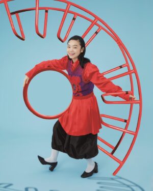 Kotone Furukawa Instagram - *
【雑誌】「装苑 2022年1月号」
表紙、特集巻頭企画に登場しています
・
mottyさんの手にかかれば世界はじゆう
・
art director: @_motty_ 
camera: @yoshitakehamanaka 
stylist: @eieioieie 
hair&make: @kyontokio