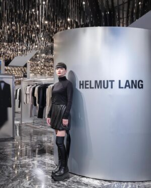 Kozue Akimoto Instagram - 『Born to go.』
@helmutlang
with @doxpeter 🖤
#HLSS24 #HELMUTLANGSS24 #PR