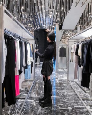 Kozue Akimoto Instagram - 『Born to go.』
@helmutlang
with @doxpeter 🖤
#HLSS24 #HELMUTLANGSS24 #PR