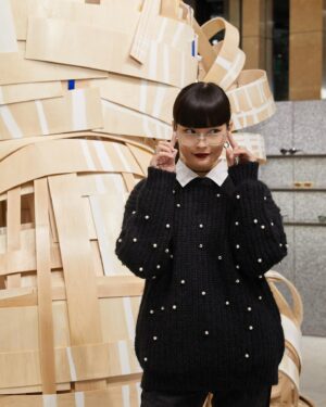 Kozue Akimoto Instagram - 日本初のGENTLE MONSTERのフラッグシップストアが青山に🤓🕶️
パリのオフィスで見た時から待ち望んでたMargielaとのコラボ第2弾も勢揃い🥹🥹🥹👏🏻
(毎回かわいいのありすぎて、困っちゃう🤣🤔)
レザーで包まれたサングラスがとても美しくてお気に入り🖤
(GENTLE MONSTERのオリジナルのクリアメガネも購入🤓)
コスメだけど、アクセサリーとしても、オブジェとしてもかわいいTAMBURINSのエリアも🤤🧼
この日のパールのニットとマッチした、パールのパフュームケースがコーデのアクセントにもなって気に入ってる🙆🏻‍♀️💯
アイテムはもちろん、空間作りがさすがすぎて、早くまた行きたい😂👏🏻👏🏻👏🏻✨
(これどうなってるの？この素材は？って質問攻めしてすみません😂🙇🏻‍♀️)
#GENTLEMONSTERAOYAMA #TAMBURINS
#TAMBURINSAOYAMA #PUMKINI  #ジェントルモンスター #ジェントルモンスター青山