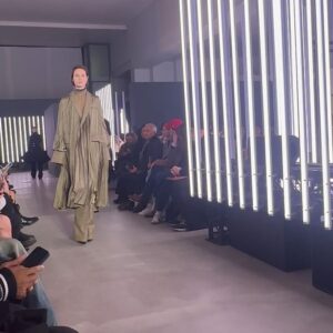 Kozue Akimoto Instagram - 🖤
#pfw #sacai