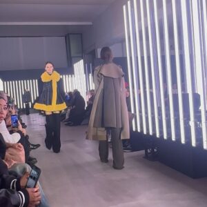 Kozue Akimoto Instagram - 🖤
#pfw #sacai