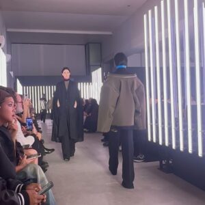 Kozue Akimoto Instagram - 🖤
#pfw #sacai