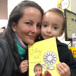 Krishna de Caso Instagram - Quiero regalarte...

Quiero regalarte una sonrisa que colme de luz tu corazón, 
Quiero regalarte un abrazo y con él todo mi amor,
Quiero que me mires a los ojos y que en ellos también te mires tú;
Mamá, eres para mi tan importante que el mundo a veces... somos tú y yo 🧡💚💛

#teamo #felizdiamama #diadelamadre