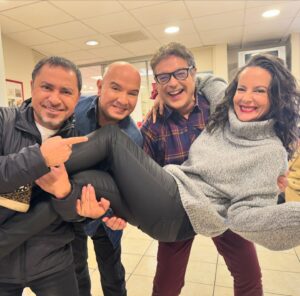 Krishna de Caso Instagram - Siempre es un agrado encontrarse con amigos de la vida 💚 Esta noche @ahoracaigochile con mi querido @exhuevo y los atómicos @chico_perez @manugleztv @tu_carrito_gourmet_ @tvnredaraucania