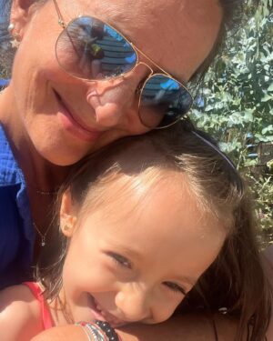 Krishna de Caso Instagram - Hace 6 años vi nacer a mi niña hermosa, que es tan luminosa como el sol y tan bella como la flor más linda. Sus risas, sus besos, su alegria, su amor han llenado mi corazón de amor desde ese día y soy la mujer más afortunada del mundo de ser su mamá. #felizcumpleaños #miniñaamada #feliz6años #graciasgraciasgracias