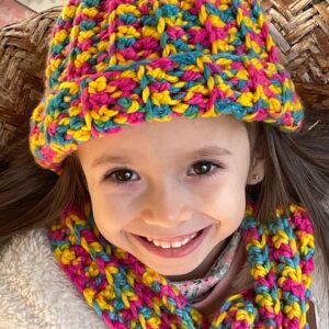 Krishna de Caso Instagram - No pude decidirme cuál foto me gustaba más, a si es que subí las 4 😍😍😍 Cuál les gusta más ? Su cara de felicidad fue por su gorro y bufanda que le tejí con muchos colores como ella quería ( tejido con #queen de @revesderecho )