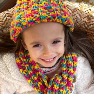 Krishna de Caso Instagram - No pude decidirme cuál foto me gustaba más, a si es que subí las 4 😍😍😍 Cuál les gusta más ? Su cara de felicidad fue por su gorro y bufanda que le tejí con muchos colores como ella quería ( tejido con #queen de @revesderecho )
