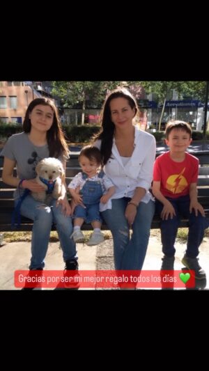 Krishna de Caso Instagram - Por ser mi mejor regalo todos los días, infinitas gracias 💜💛🧡