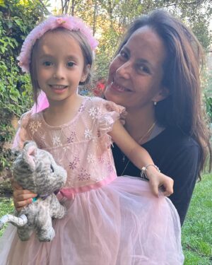 Krishna de Caso Instagram - Hace 6 años vi nacer a mi niña hermosa, que es tan luminosa como el sol y tan bella como la flor más linda. Sus risas, sus besos, su alegria, su amor han llenado mi corazón de amor desde ese día y soy la mujer más afortunada del mundo de ser su mamá. #felizcumpleaños #miniñaamada #feliz6años #graciasgraciasgracias