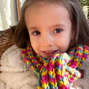 Krishna de Caso Instagram - No pude decidirme cuál foto me gustaba más, a si es que subí las 4 😍😍😍 Cuál les gusta más ? Su cara de felicidad fue por su gorro y bufanda que le tejí con muchos colores como ella quería ( tejido con #queen de @revesderecho )