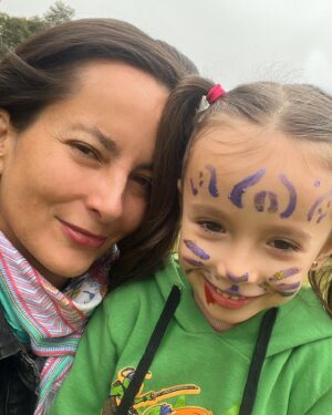 Krishna de Caso Instagram - Hace 6 años vi nacer a mi niña hermosa, que es tan luminosa como el sol y tan bella como la flor más linda. Sus risas, sus besos, su alegria, su amor han llenado mi corazón de amor desde ese día y soy la mujer más afortunada del mundo de ser su mamá. #felizcumpleaños #miniñaamada #feliz6años #graciasgraciasgracias