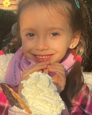 Krishna de Caso Instagram - Hace 6 años vi nacer a mi niña hermosa, que es tan luminosa como el sol y tan bella como la flor más linda. Sus risas, sus besos, su alegria, su amor han llenado mi corazón de amor desde ese día y soy la mujer más afortunada del mundo de ser su mamá. #felizcumpleaños #miniñaamada #feliz6años #graciasgraciasgracias