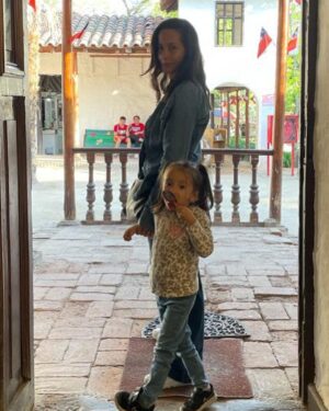 Krishna de Caso Instagram - Hace 6 años vi nacer a mi niña hermosa, que es tan luminosa como el sol y tan bella como la flor más linda. Sus risas, sus besos, su alegria, su amor han llenado mi corazón de amor desde ese día y soy la mujer más afortunada del mundo de ser su mamá. #felizcumpleaños #miniñaamada #feliz6años #graciasgraciasgracias
