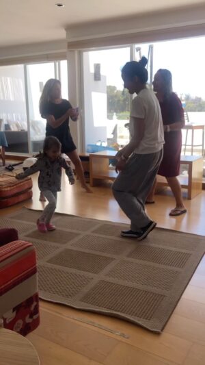 Krishna de Caso Instagram - Definitivamente el amor por el baile y la música está en nuestro adn 😜💚🌟 #familiadecaso #lasamo #graciasgraciasgracias @elidecaso @yuyuniz72