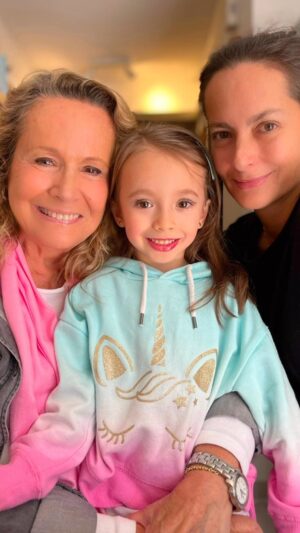 Krishna de Caso Instagram - Abuela: maquíllame así como tú y hacemos una tarde de chicas 😍😍😍 #graciasgraciasgracias