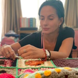 Krishna de Caso Instagram - Cara de concentrada nivel máximo mientras uno cuadrados para una nueva frazada de @revesderecho 😜😉😀