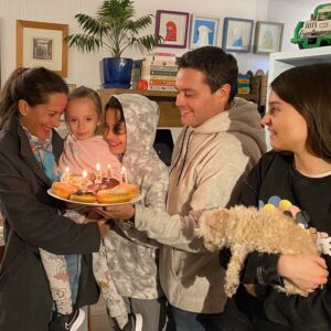 Krishna de Caso Instagram - 5 años llenos de amor, de aventuras, de verte crecer y de sentir como mi corazón es capaz cada día de amarte más y más 💚🧡 Feliz cumpleaños Ainhoa de mi corazón y que cada día nuevo en tu vida te sigas sorprendiendo y disfrutando como lo haces hoy #teamoconelalma