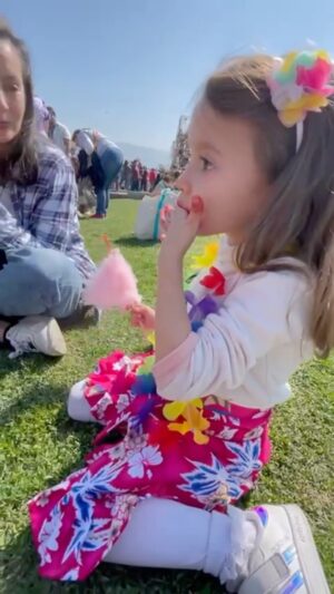 Krishna de Caso Instagram - Disfrutando de pequeños momentos que nos llenan el corazón 😍💚😉 #juntas #churros #algodondeazucar #fiestaspatriaschile #graciasgraciasgracias