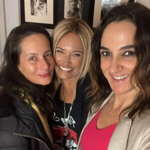 Krishna de Caso Instagram - Amigas que te conectan con lo mejor de ti y que te dan ese amor que no depende del tiempo, ya es y eso es suficiente 💚 Las quiero locas @anasolromero @renata_bravo_
