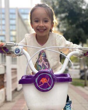 Krishna de Caso Instagram - Hace 6 años vi nacer a mi niña hermosa, que es tan luminosa como el sol y tan bella como la flor más linda. Sus risas, sus besos, su alegria, su amor han llenado mi corazón de amor desde ese día y soy la mujer más afortunada del mundo de ser su mamá. #felizcumpleaños #miniñaamada #feliz6años #graciasgraciasgracias