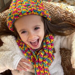 Krishna de Caso Instagram - No pude decidirme cuál foto me gustaba más, a si es que subí las 4 😍😍😍 Cuál les gusta más ? Su cara de felicidad fue por su gorro y bufanda que le tejí con muchos colores como ella quería ( tejido con #queen de @revesderecho )