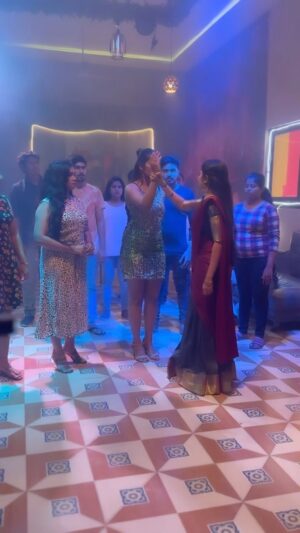 Krishnapriya K Nair Instagram - Deiii 🤣🤣🤣
Happy slap day😘

#behindthescenes #bts #subhasyaseeghram #locationvideo #shooting #serial
