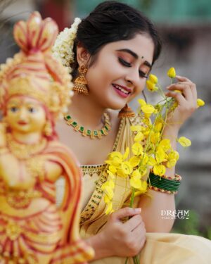 Krishnapriya K Nair Instagram - ✨✨✨
Costume : @lijinashan 
Makeup n hair : @lijinashan 
Photography : @drea_mfocus 

#vishu #vishu2024 #traditional #outfit