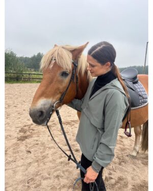 Krista Kosonen Instagram - Worked with this 19-year old Finnish horse today. His name is Vinkki and he is a gentleman. 🤎
kuva: @emmabentleymakeup 

#suomenhevonen 
#finnishhorse
#heidintallit 
#nauvo