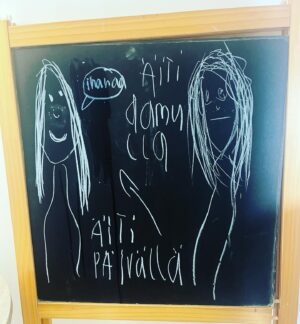 Krista Kosonen Instagram - ”Äiti aamulla.” Ja ”Äiti päivällä: ihanaa!” 
Tunnistan itseni. Aamukuvasta varsinkin. 

Me according to my daughter. In the morning (right) and during the day (left): ”Wonderful!”

🥴💕

#portrait #näkemys #äitiaamulla