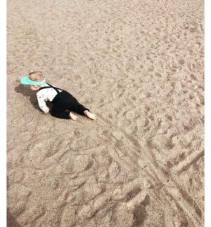 Krista Kosonen Instagram - Exploring ☀️🍼

#sunday 
#beachday