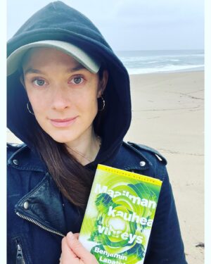 Krista Kosonen Instagram - *kaupallinen yhteistyö @kirja.fi kanssa*

Kristan Lukupiirin seuraava kirja on Benjamín Labatutin ”Maailman kauhea vihreys” (suom.Antero Tiittula).
🧪
Labatut on Keltaisen Kirjaston uusi kirjailija joka ei ennen 25 ikävuottaan ollut kirjoittanut sanaakaan proosaa ja ajatteli jo olevansa liian vanha kirjailijaksi kunnes tapasi vanhan Chileläisen runoilijan ja on sen jälkeen kirjoittanut useita kiitettyjä teoksia. 
🧪
”Maailman kauhea vihreys” on hänen kolmas kirjansa ja se oli ehdolla mm. Booker-palkinnon saajaksi -ja oli Obaman suosituslistalla. 
🧪
Se on järkyttävä kirja. Se on hämmentävä kirja. Hienosti, hienosti kirjoitettu kokoelma
tarinoita joissa sekoittuu fakta ja fiktio niin, että lukijan on vaikea tietää mikä täsmälleen on totta ja mikä ei. 
Kuitenkin jokainen kerta kun googletin kirjan tapahtumia ajatuksella, että ”tämä nyt ei ainakaan VOI olla totta” - pitivät ne paikkansa ja jättivät valtavan hämmennyksen valtaan. Kirja käsittelee luovuutta, riippuvuuksia, mielen rajoja ja ihmisen tarvetta ja pyrkimystä ymmärtää kaikkea. Se kertoo tapauskohtaisesti historian suurista tiedemiehistä ja heidän keksinnöistään jotka ovat tuoneet maailmaan paljon hyvää mutta myös hirvittävää julmuutta ja kärsimystä. 

⚡️Koodilla KRISTANLUKUPIIRI25 saat 25% alennuksen kirja.fi- kaupasta! ⚡️
 
@tammikirjasto @keltainenkirjasto 
#benjamínlabatut #keltainenkirjasto 
#kristanlukupiiri #maailmankauheavihreys 
#lukuvinkki