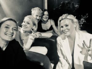 Krista Kosonen Instagram - Kaverit vuosien takaa🤍🖤

#friends #paavo50v# #kaverit #friendsfromyearsback