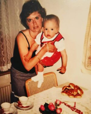 Krista Kosonen Instagram - Mom holding me at my 1st birthday party. ❤️🎂

#mothersday #äitienpäivä #äidit #mothers #1980s
