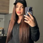 Kristal Shine Instagram - This straight hair!🤩🤎