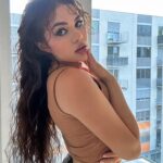Kristal Shine Instagram - Tento look vznikol totálne random. Myslím že stačí ak napíšem že pôvodný plán bol zagélovaný drdol a prirodzený make-up.😄 A vlastne z toho vzniklo niečo takéto.😁🫶🏻