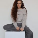 Kristal Shine Instagram - POKOŽKA MÁ SVOJU TEXTÚRU! A je normálne že make-up po celodennom nosení vyzerá takto. Toto bol make-up robený na fotenie takže bol ovela výraznejší ako ten každodenný. Keďže foťák make-up na fotke sám o sebe nezaberie tak dobre ako vyzerá v realite. Len som videom chcela poukázať na to že make-up z blízka môže vyzerať aj takto! A je to normálne.🫶🏻