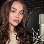 Kristal Shine Instagram - Sia - Snowman cover☃️Chceli by ste celú verziu? #cover #siasnowman