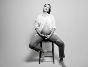 Kristen Gutoskie Instagram - Flashing back to some bump pics in honour of mama’s day weekend when the talented @elyse_levesque @picsbyme_elyse made me feel fabulous 🩷 (even though I had to pee every 10 minutes during this shoot and my right leg kept going numb 😂) #happymothersday #bumppic #pregnancy