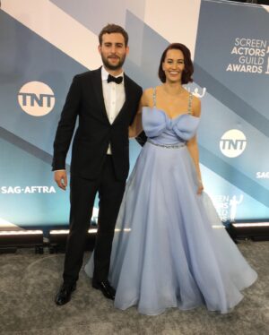 Kristen Gutoskie Instagram - Oh what a night. Filled with gratitude. Thank you so much @sagawards for having me. I had the most magical evening 💙
And to my @handmaidsonhulu loves- you light my heart on fire I love you all so much 💃🏻 And an extra special thank you to the amazing @mrmontyjackson for styling me and my incredible glam team @tobyfleischman @craiggangi 💙💙💙 Got to feel like a princess for a night 🥰

Dress @jennypackham 
Jewels @heartsonfireco
@memoirejewelry