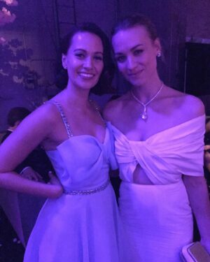 Kristen Gutoskie Instagram - Oh what a night. Filled with gratitude. Thank you so much @sagawards for having me. I had the most magical evening 💙
And to my @handmaidsonhulu loves- you light my heart on fire I love you all so much 💃🏻 And an extra special thank you to the amazing @mrmontyjackson for styling me and my incredible glam team @tobyfleischman @craiggangi 💙💙💙 Got to feel like a princess for a night 🥰

Dress @jennypackham 
Jewels @heartsonfireco
@memoirejewelry