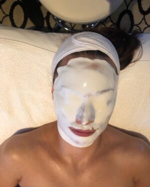 Kristen Gutoskie Instagram - Feeling fresh and glowy and relaxed thanks to the wonderful @sarahakramskincare @mypolyled 🙏🏼😘🙏🏼 #facial #skincare #sagawards