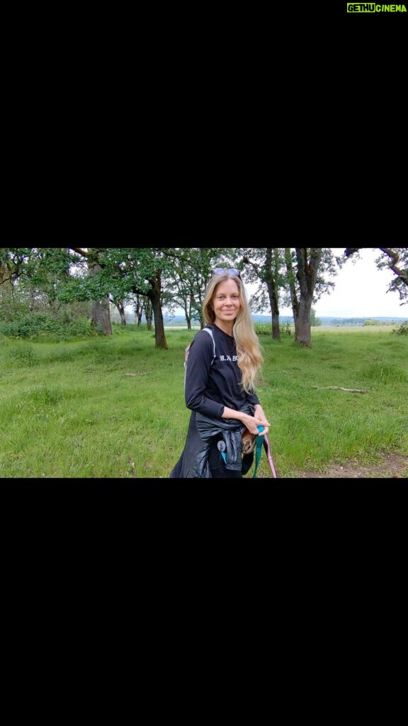 Kristin Bauer Instagram - Beautiful walk with the pups and @hoverair_global following us! How gorgeous to be in the #pacificnorthwest with SO MUCH GREEN!!! So many trees that haven’t even been trimmed!! (Unlike the LA over tree trimming psychosis). Wild trees, wild yards, nothing uniform or over controlled, so much water….so beautiful. #portland